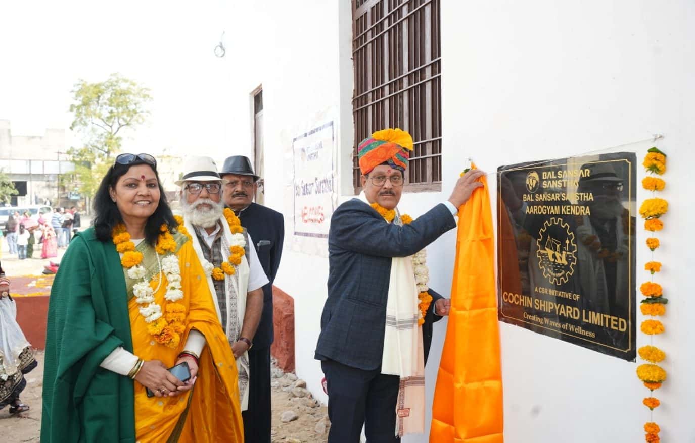 Unveiling the donor recognition plaque