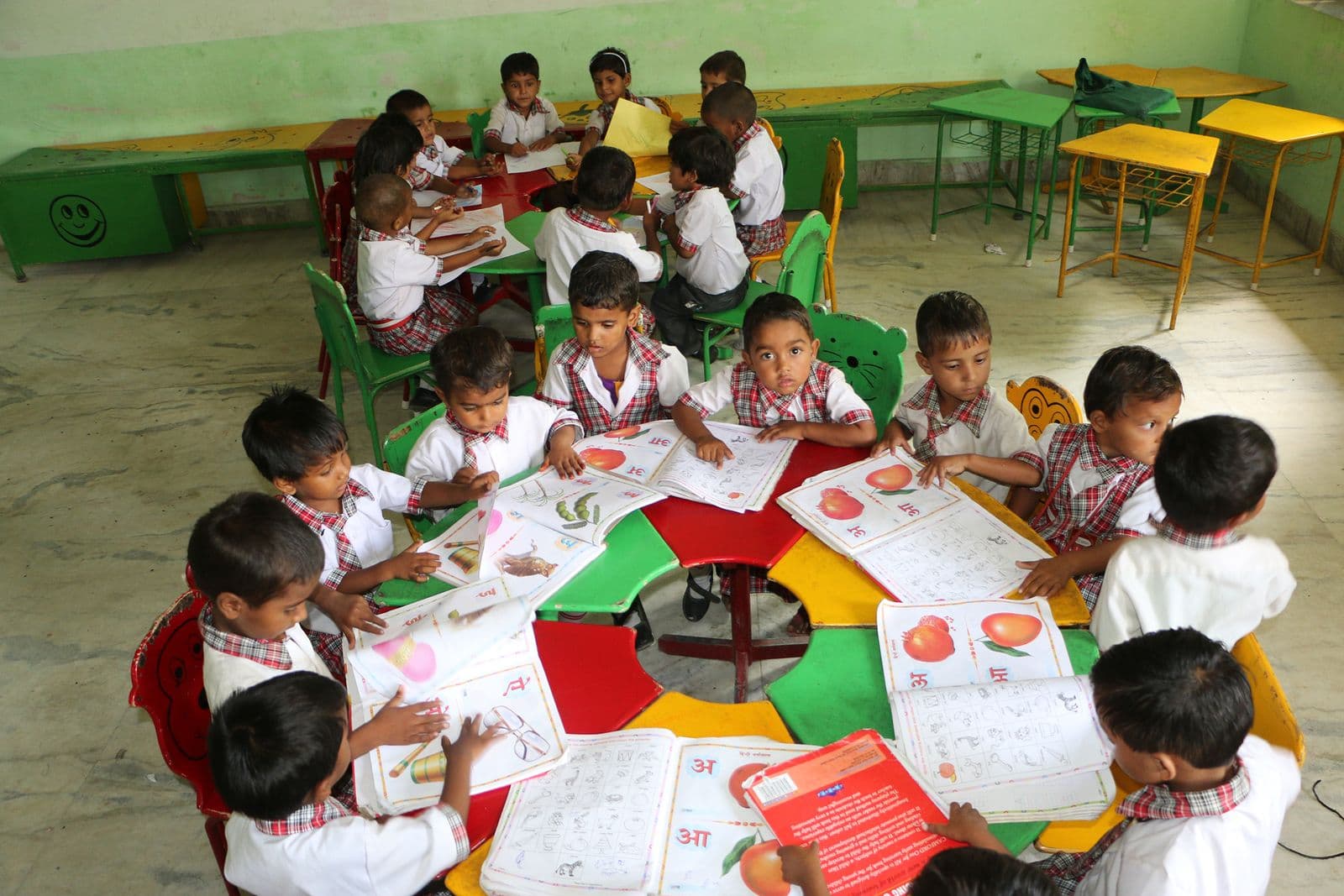 BSPS pre-primary children reading books